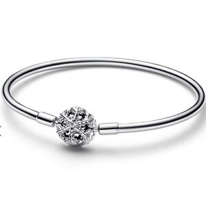 Pandora Moments Sparkling Snowflake Clasp Bangle 592286C01 NWT